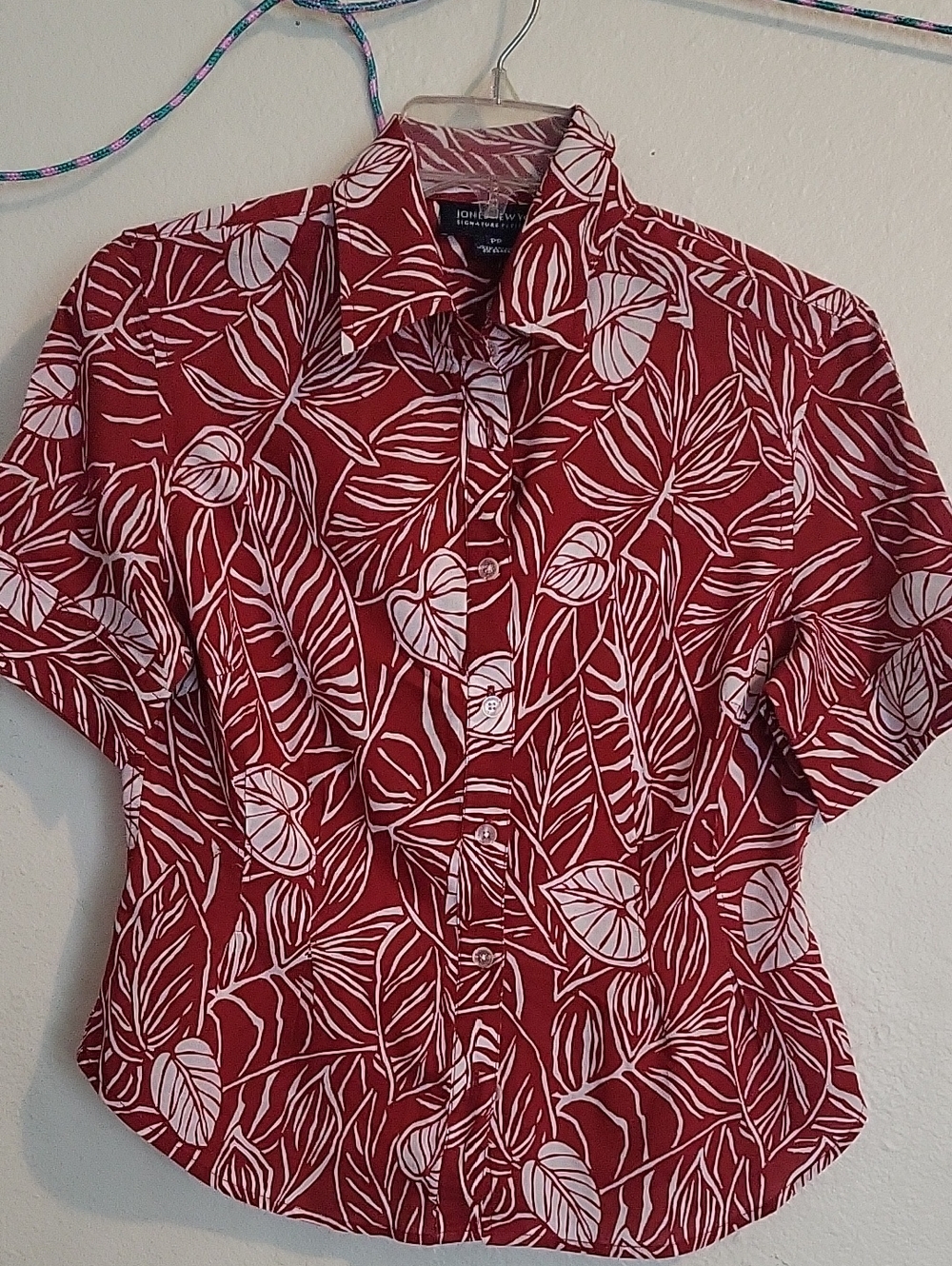 Jones New York Red and White Leaf-Print Button Front Shirt